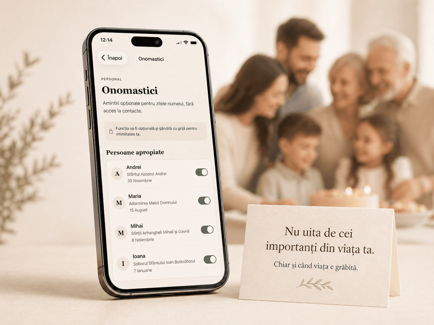 Telefon care arată lista de onomastici a persoanelor apropiate, alături de o familie strânsă în jurul unui tort.